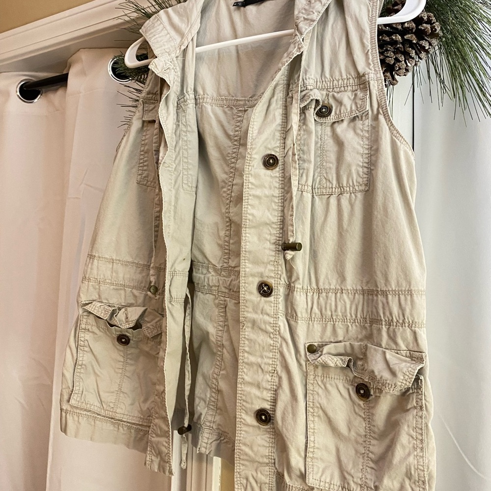 Vest - Picture 2 of 4